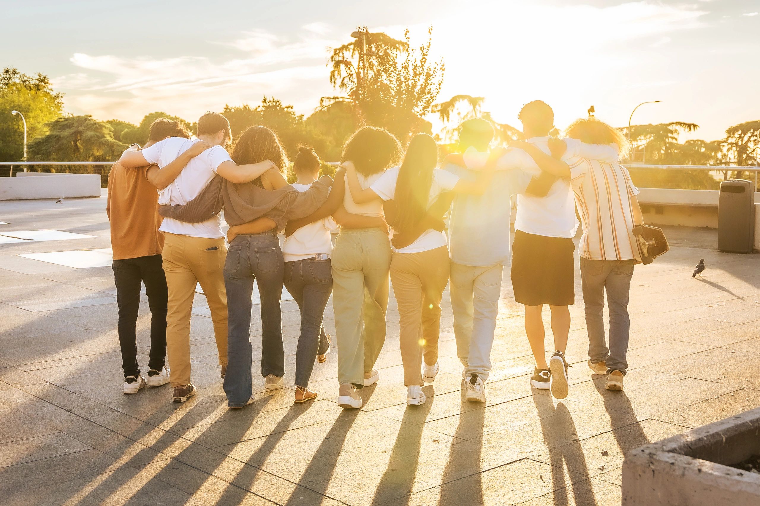 Comunidad caminando unida al atardecer